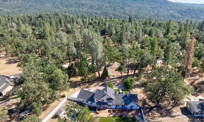 Oakhurst House | Cedar Creek Lodge with POOL/hot tub/sleeps 24!