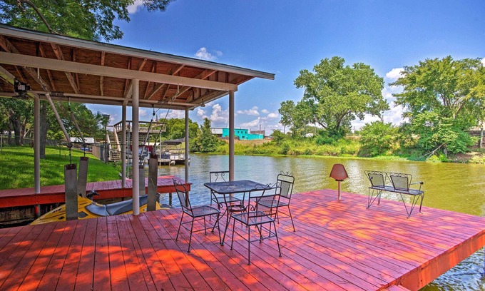 Gun Barrel City House | Cedar Creek Reservoir Home w/Deck & Dock