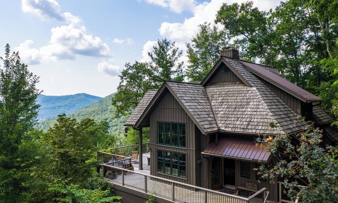Glenville House | Cedar High - Beautiful Mountain View Home!