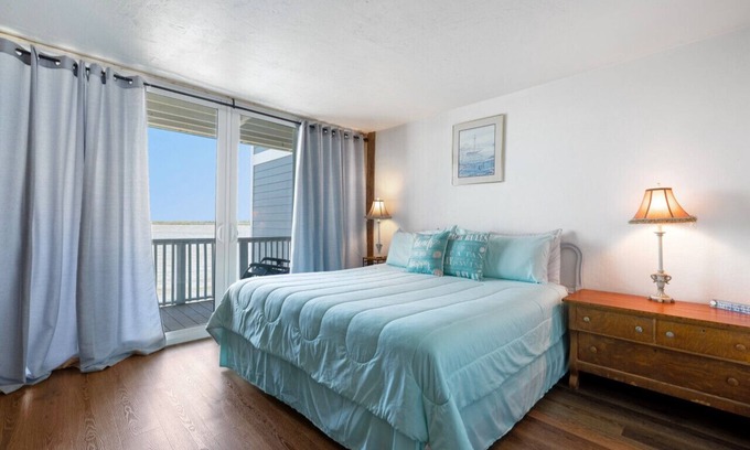 Cedar Key Villa | Cedar Key Breeze Gulf front townhouse 20% weekly/30% monthly discounts!