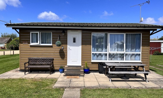 Heacham Cabin | Cedar Lodge, Cedar Springs, Heacham. Only 5 Minutes Walk to the Beach.