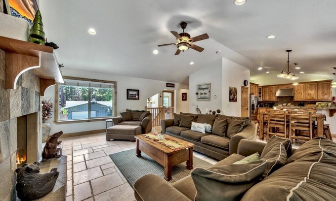Al Tahoe House | Cedar Pine Cabin - Walk to Beach, Dog Friendly