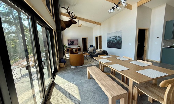 Lutsen Cabin | Cedar Solace Cabin: Lake Superior Views, 7 min to Skiing, Private Forest + Sauna