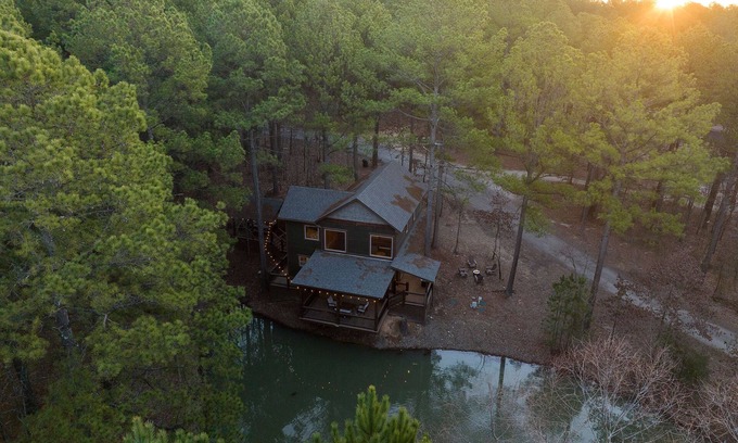 Broken Bow House | Cedarwood Serenity - Large Porch Overlooking Pond, Master suite with Office, Bunkroom - sleeps 6