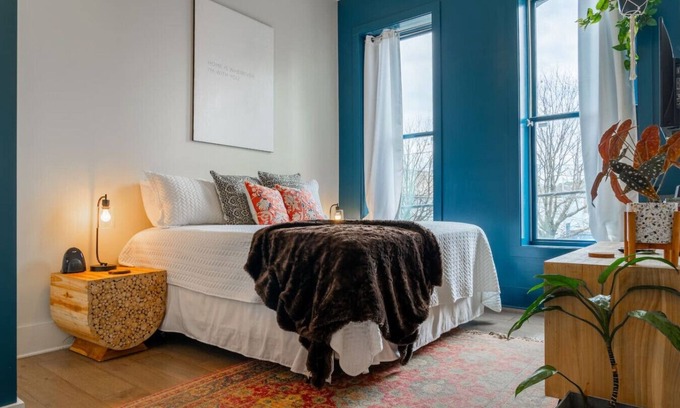 Downtown Chattanooga Apartment | Celebration Penthouse: Sleeps 12, Rooftop, King Beds, Spa