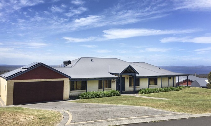 Shadforth House | Celestial Heights: Spacious with stunning panoramic views