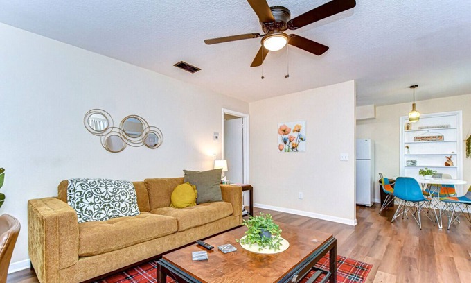 Pinellas Park Apartment | Central 1/1 w heated pool, pets OK. W/D on site
