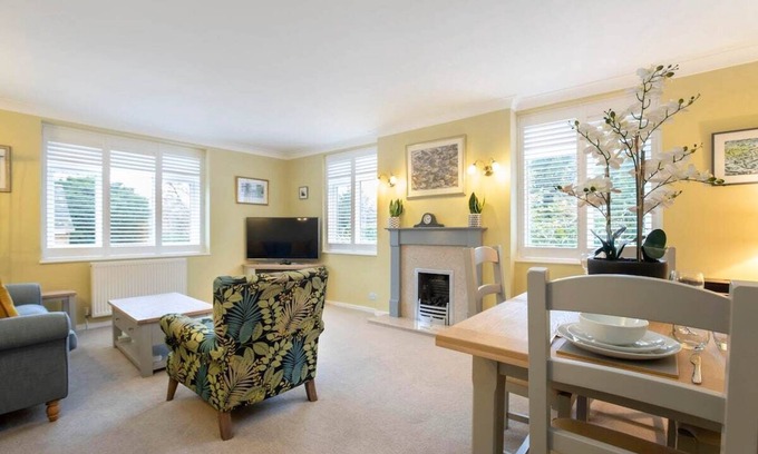 Cheltenham Apartment | Central 1 Bedroom Apartment with Parking