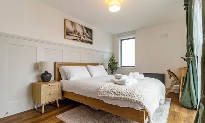 Cheltenham Apartment | Central 1BD with Free Underground Parking