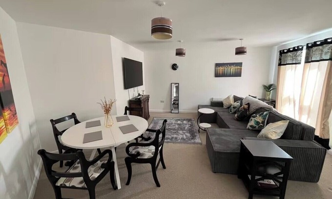 Darley Abbey Apartment | Central 2-Bed Apartment - Sleeps 5 & Free Parking