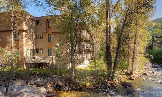 Aspen Condo | CENTRAL 2 BEDROOM 2 BATH CONDO WITH POOL & JACUZZI