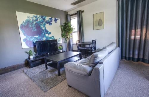 Derby Apartment | Central 2BR Apt, Self Check In, Parking, By DerBnB