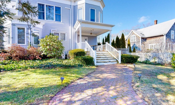 Vineyard Haven Apartment | Central 2nd-floor apartment with propane stove, grill, W/D, & great location