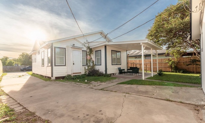 Del Mar House | Central 3BR Comfortable Family-Friendly Extd Stay