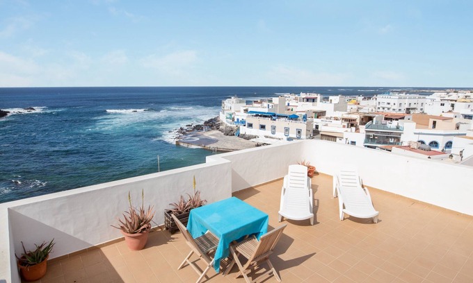 El Cotillo Apartment | Central Apartment "El Muellito" On the Beach with Rooftop Terrace & Wi-Fi