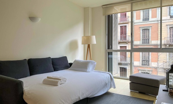 Dreta de l'Eixample Apartment | Central Apartment with Shared Rooftop
