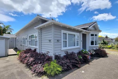 Greenlane - Ellerslie House | Central Auckland 5-Bedroom Villa with Free Parking