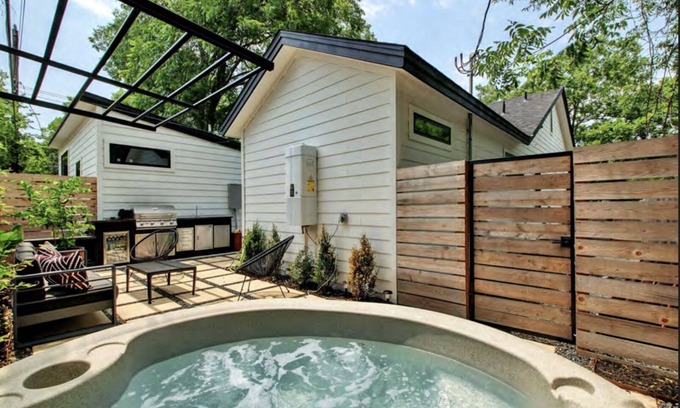 Hyde Park House | Central Austin Bungalow w/ Hot Tub & Detached Studio