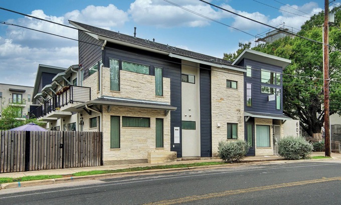 Highland Condo | Central Austin Condo - great floorplan for guest with 2 bedrooms, 2.5 baths!