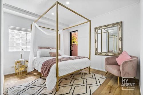 Chinatown Apartment | Central City Chic - sleeps 6, free parking
