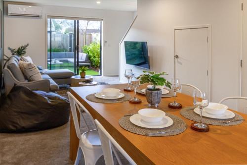 Christchurch Apartment | Central City Hideout, Location, Location! w/park