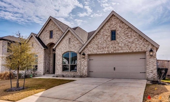 San Marcos House | Central City Retreat - Dedicated Office w/Amenity Center w/2 Pools & Gym.