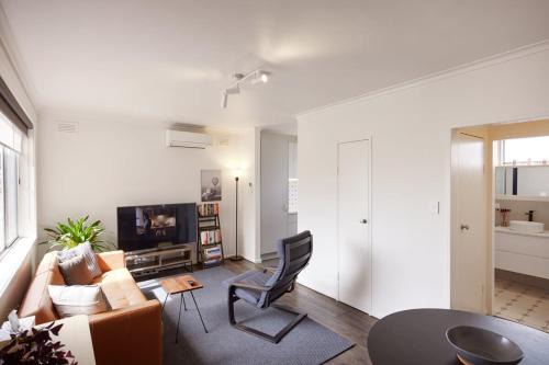 Collingwood North Apartment | Central Classic Collingwood Modern Apt