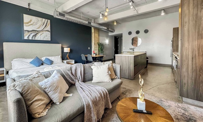 Downtown Dallas Apartment | Central Dallas 1BD Stylish Stay Sleeps 12 Parking