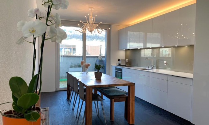 Biel House | Central & Elegant Room in Biel