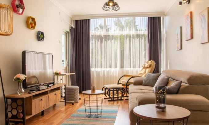 Karsiyaka Apartment | Central Flat with Balcony in Karsiyaka