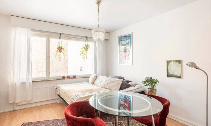 Punavuori Apartment | Central & Hip w King Bed, 50m tram & bus, Netflix