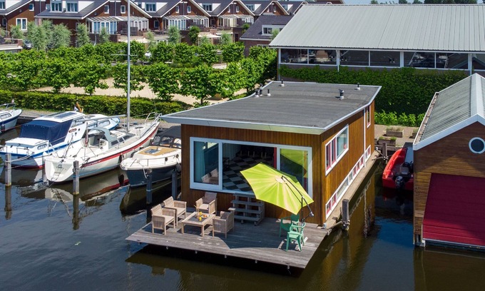 Municipality of Uitgeest Boat Rental | Central houseboat on lake, near beach & cities