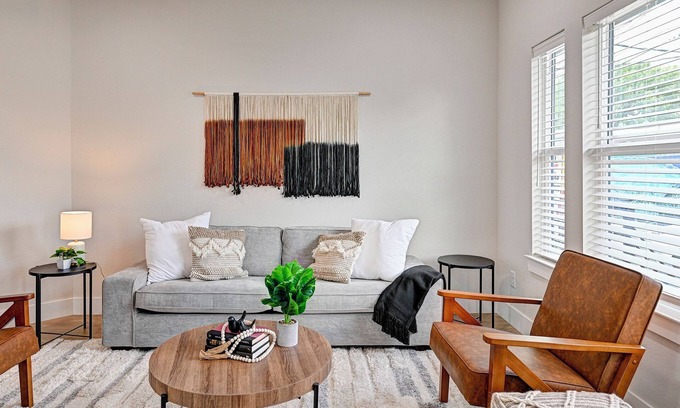Northside Apartment | Central HTX Apt: Free Wi-Fi, A/C, Full Kitchen, Near Top Attractions.
