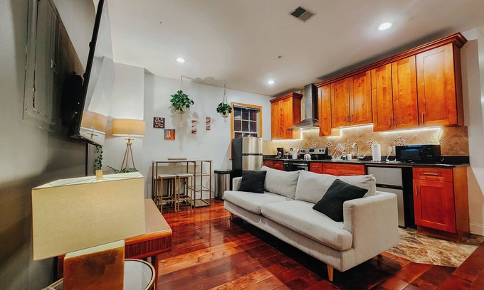 Gayborhood Apartment | Central/King Bed/4 En-Suite Bathrooms/65" TV