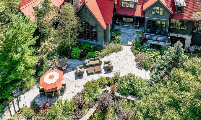 Muskoka Lakes Villa | Central Lake Joe! Ultra Chic! 7 Bdrm! Beach! 1400sqft Party Dock! Sauna!