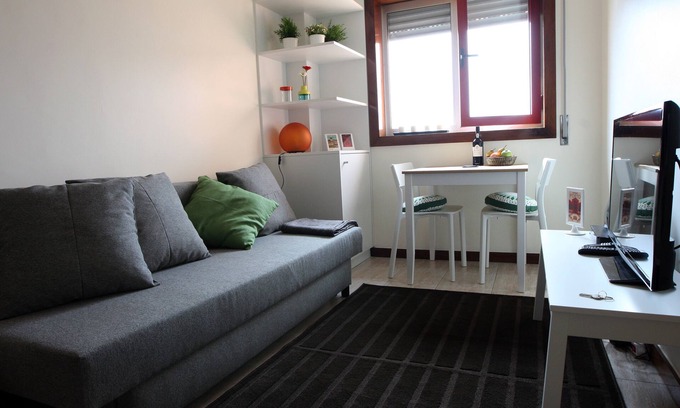 Vila Nova de Gaia Apartment | Central Low Cost (right next to metro and El Corte Inglés department store)