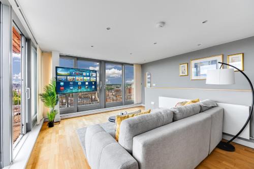 Bedford Apartment | Central Lux Penthouse with Balcony, Terrace & Prking