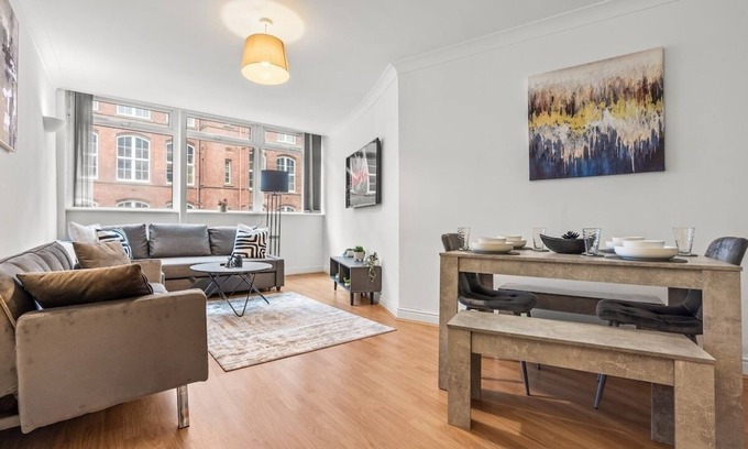 Leeds Apartment | Central Modern Flat - Sleeps 6 - Free Parking