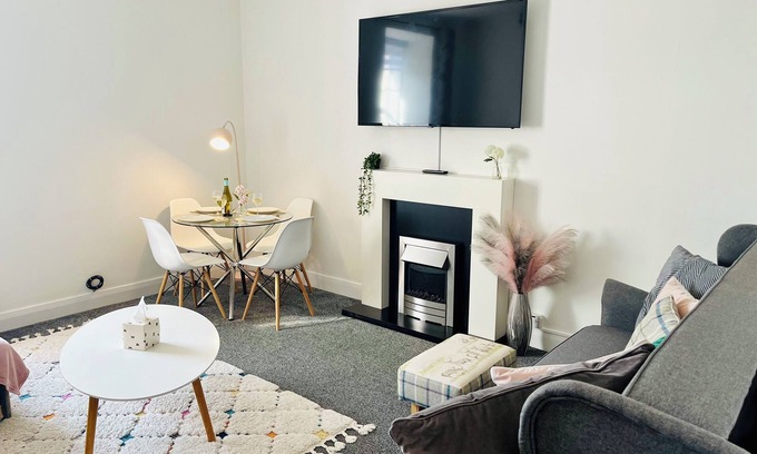 Central Aberdeen Apartment | Central & Modern - Private Terrace - Dog Friendly