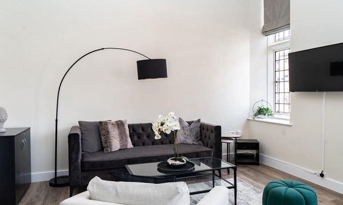 Shrewsbury Apartment | Central, Parking, Near train station, Castle view
