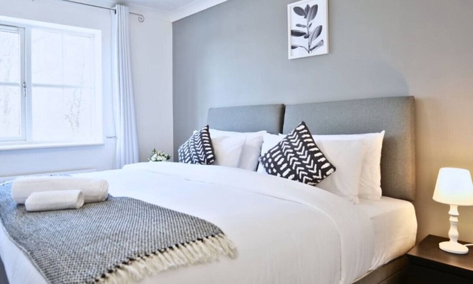 Stafford House | Central Peaceful Home with Parking, Garden, Wi-Fi