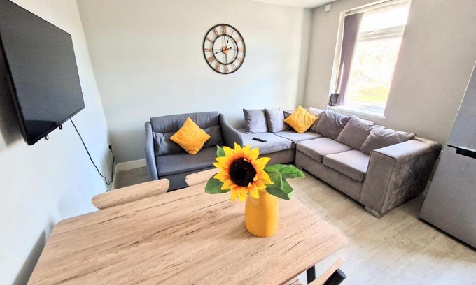 Reading City Centre Apartment | Central Reading Modern 3BR flat - Walk to station and high street
