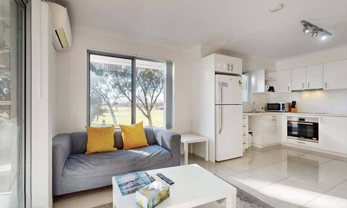 Rockingham Apartment | Central Rockingham Escape 2BR 2BA Parking