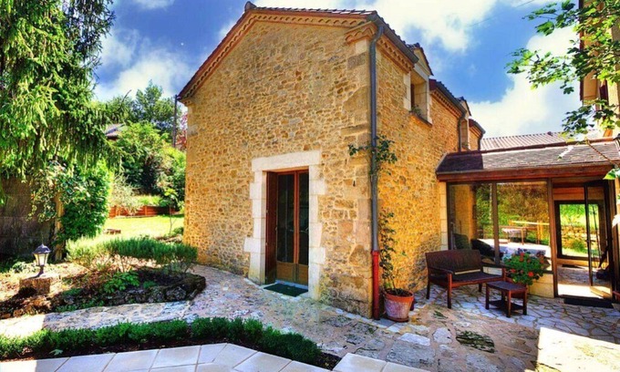 Sarlat-la-Caneda House | CENTRAL SARLAT. STONE VILLA IN LARGE GARDENS WITH PRIVATE POOL.