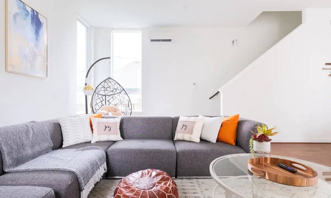 North Beacon Hill House | [Central Seattle] Sophisticated Home with Breathtaking City Views