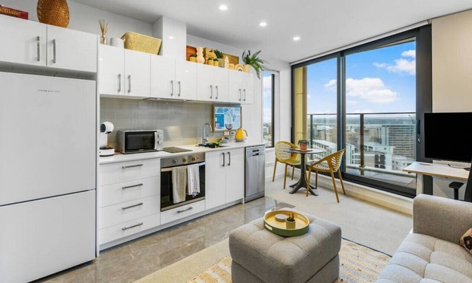 Grafton Apartment | Central Sensation w/ Amazing Views | WiFi Netflix