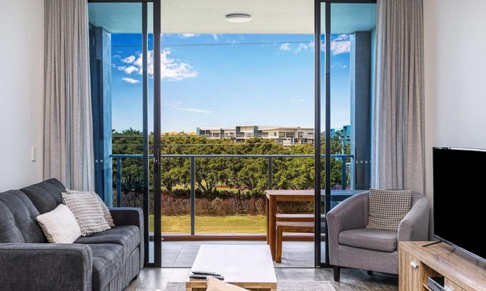 Gold Coast Apartment | Central Stay in Hope Island