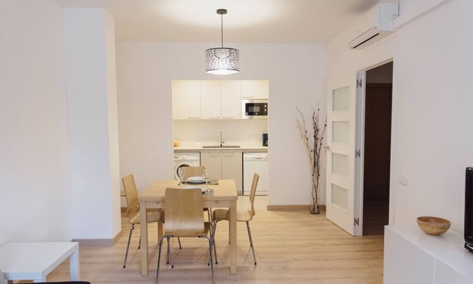 Dreta de l'Eixample Apartment | Central & Sunny Apartment Near Passeig de Gracia I -15 minutes walking