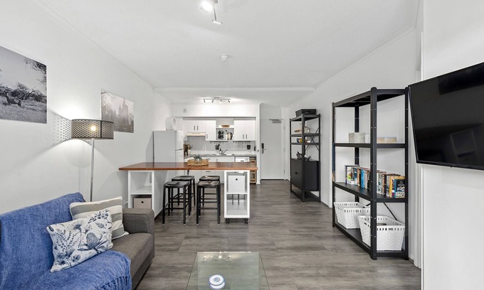 New Farm Apartment | Central to…everything! 1Bed/1Bath/1Car/CBD Views