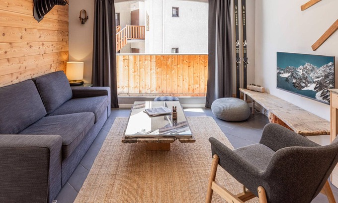 Monetier-les-Bains Apartment | Central village apartment with terrace, ideal for 6 people